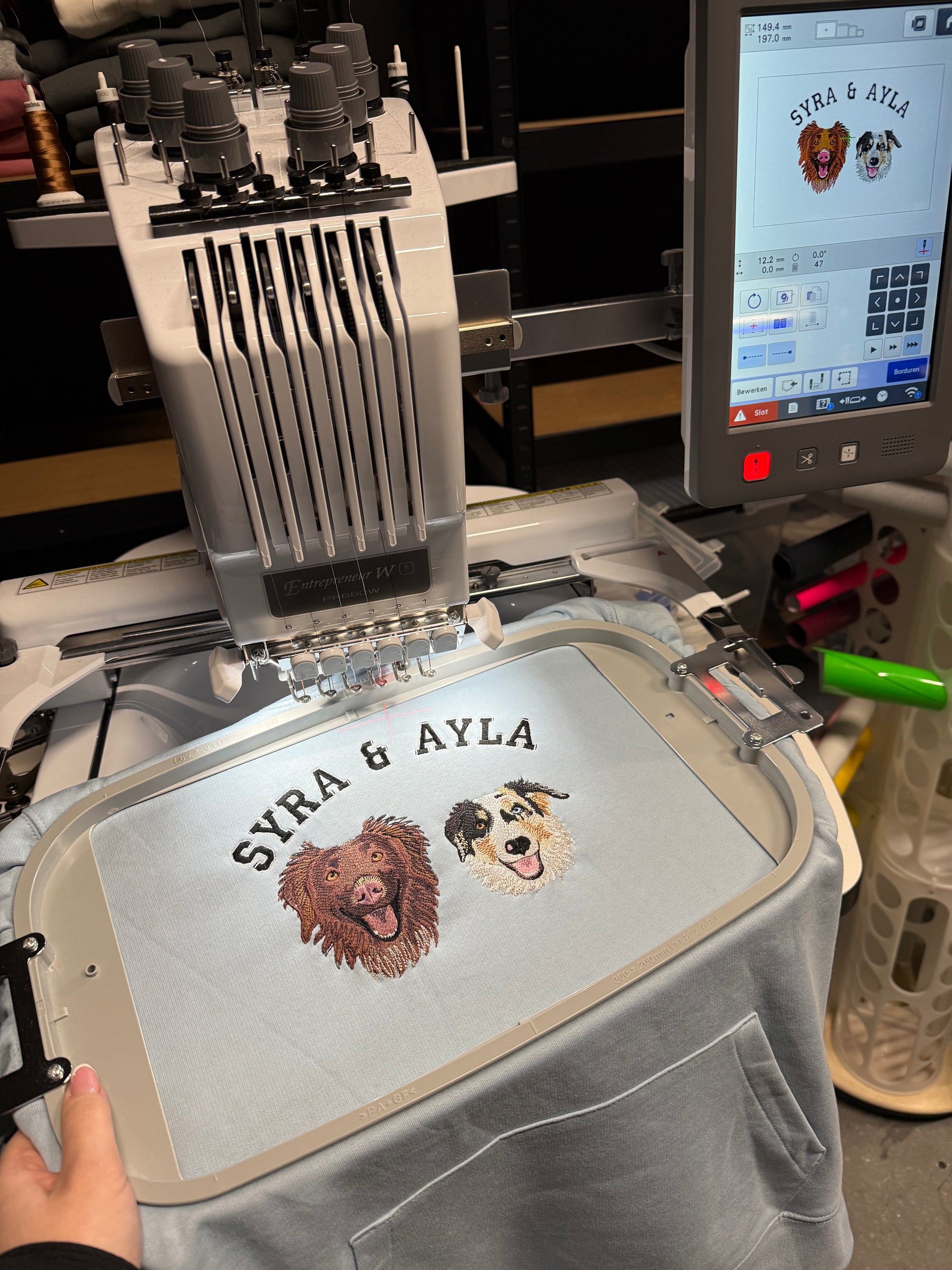 SWEATER MET TWEE HUISDIEREN BORDURING