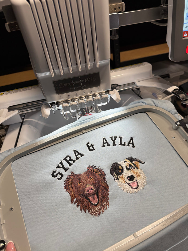 SWEATER MET TWEE HUISDIEREN BORDURING