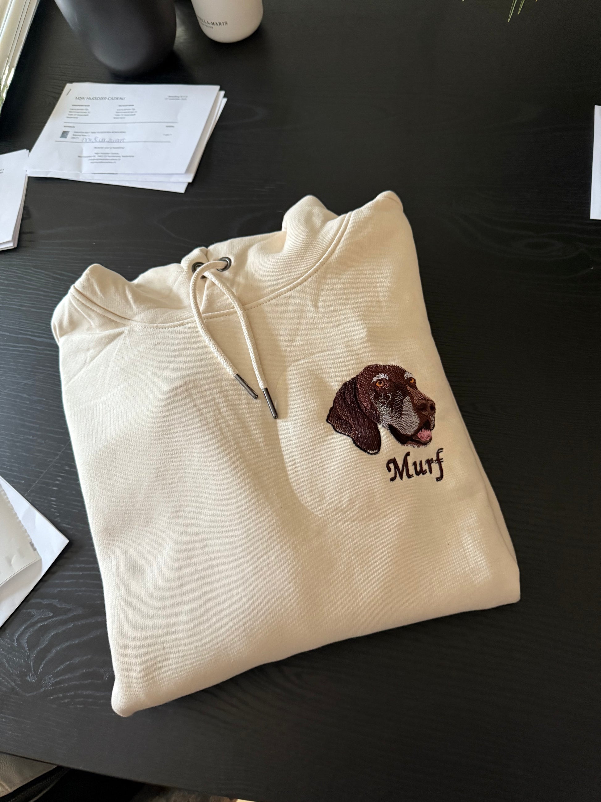 SWEATER MET HUISDIER BORST BORDURING