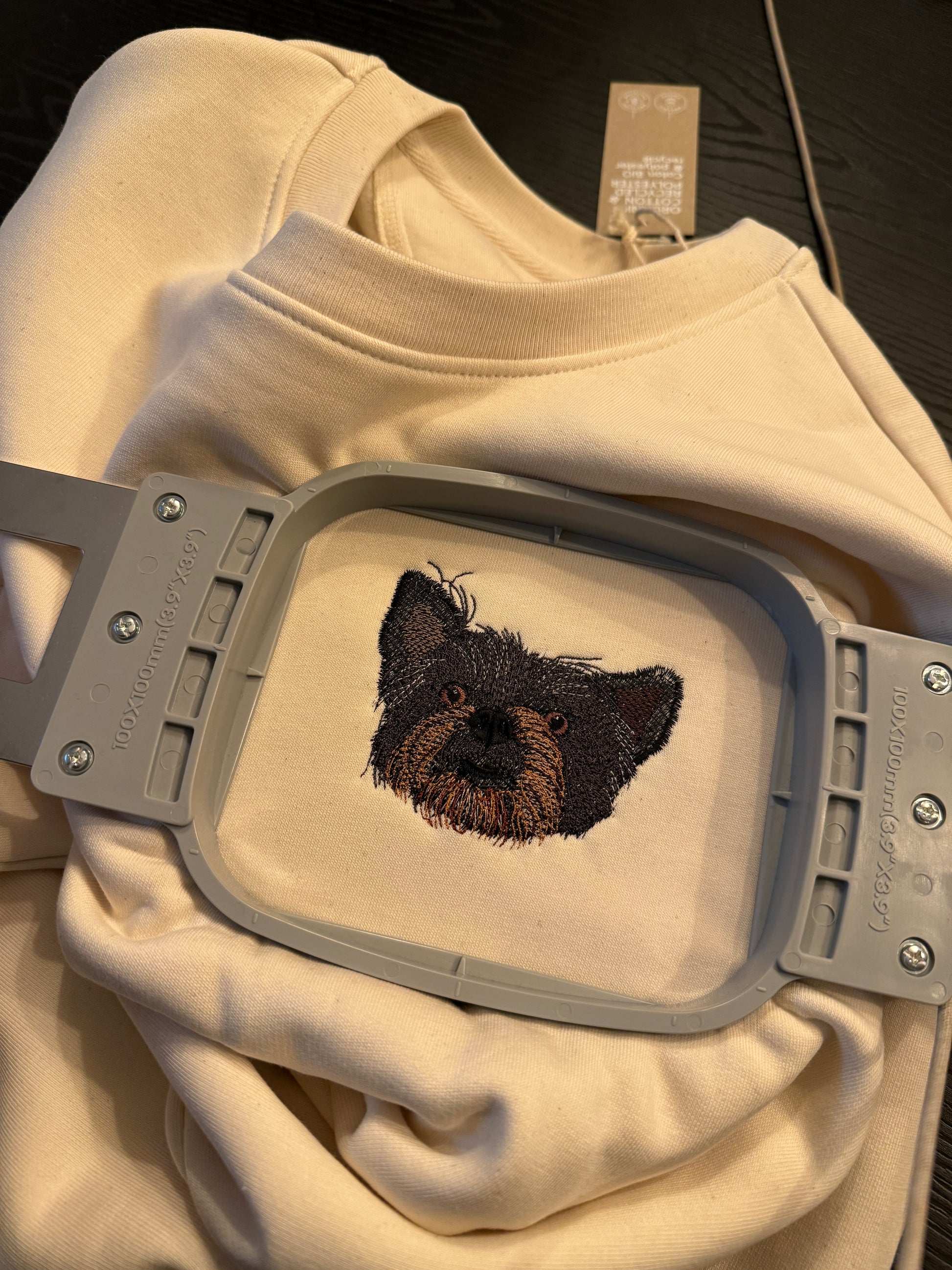 SWEATER MET HUISDIER BORST BORDURING