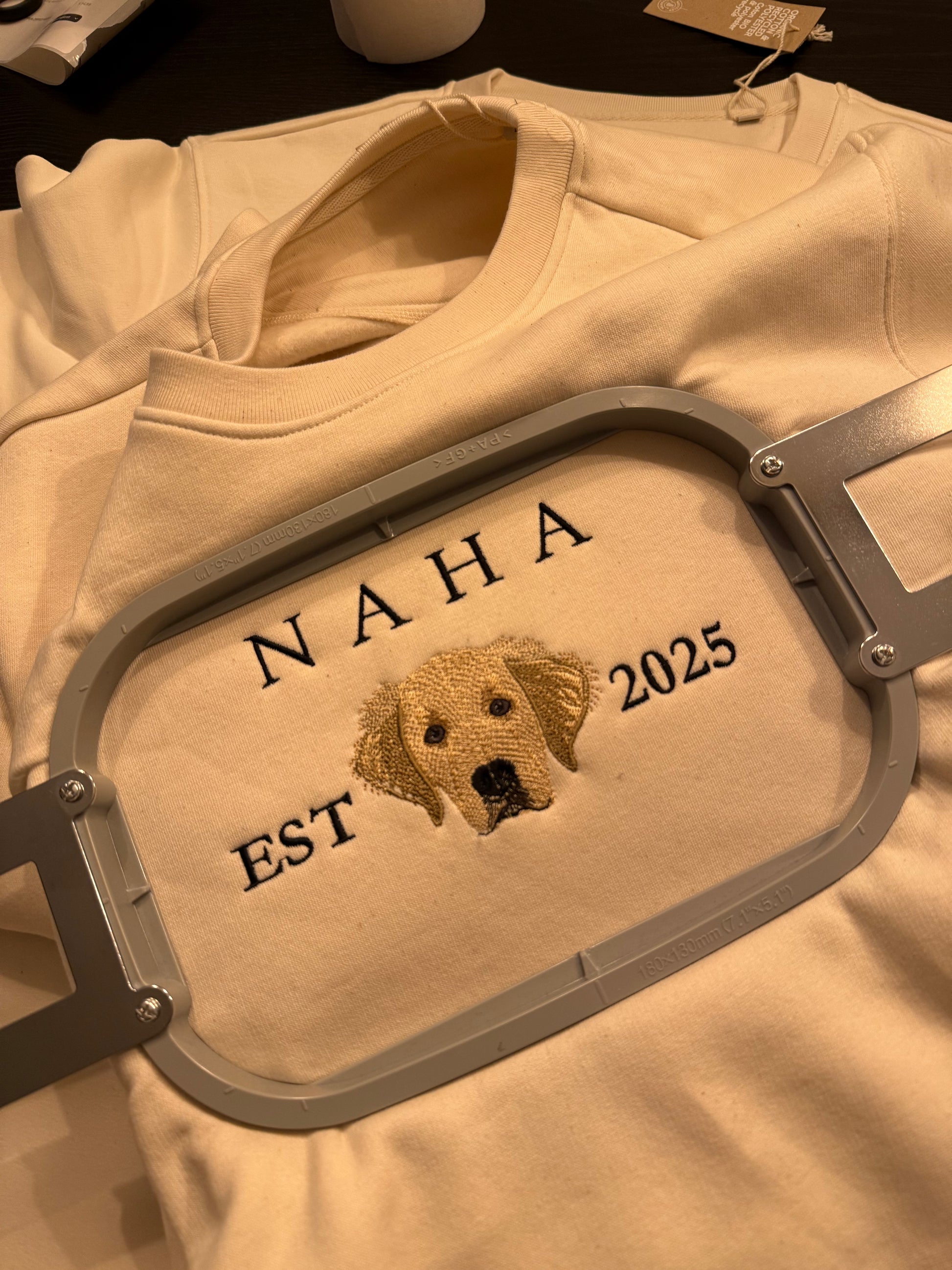 HOODIE MET HUISDIER BORDURING