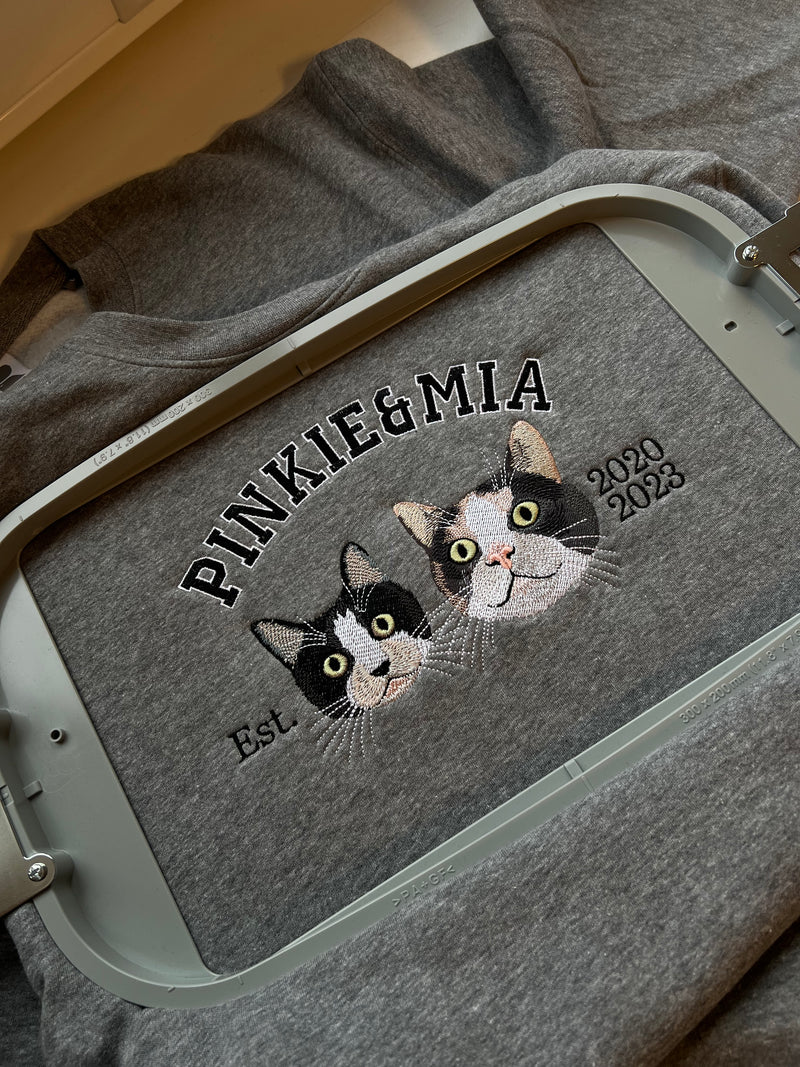 SWEATER MET TWEE HUISDIEREN BORDURING