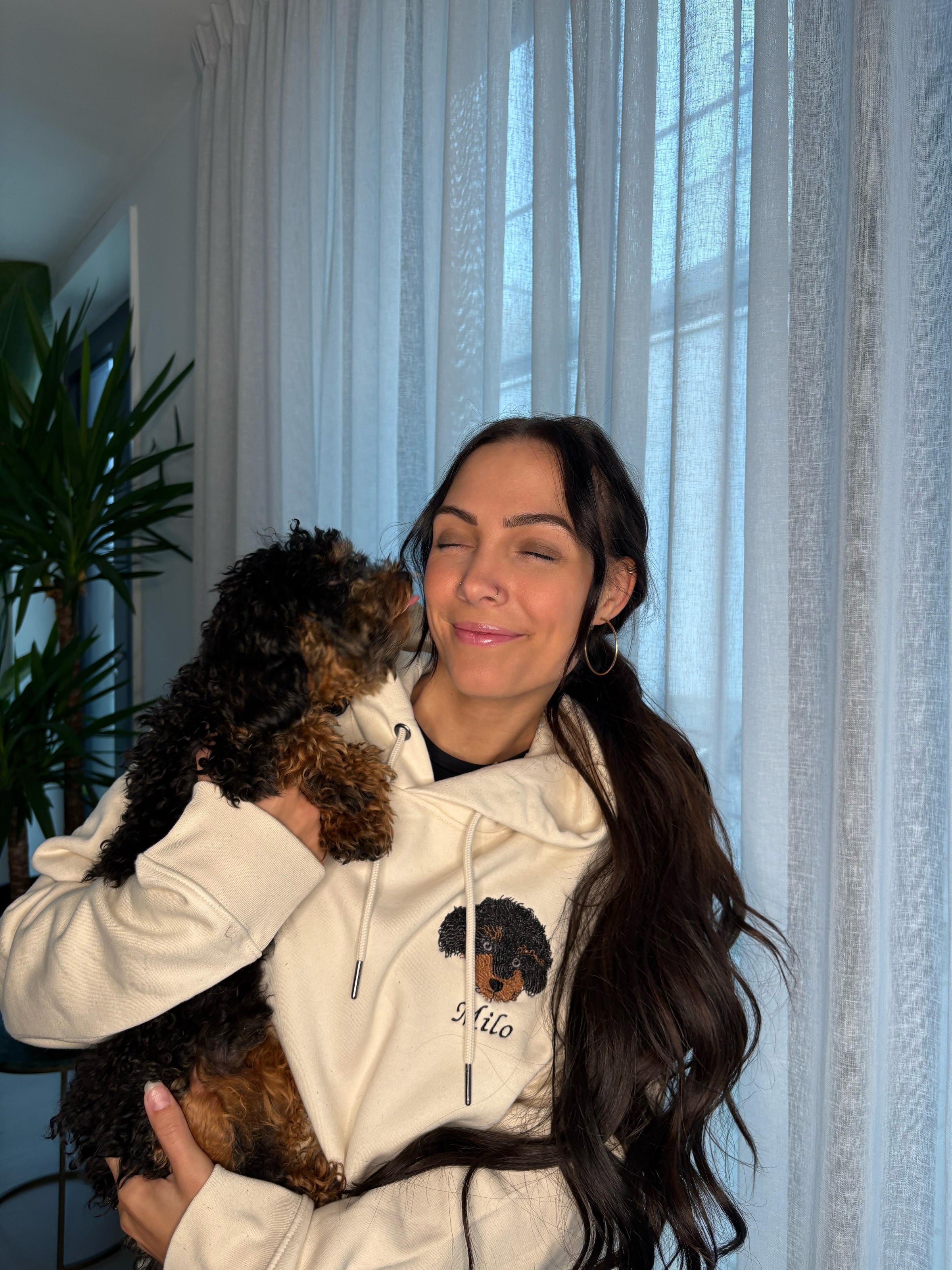 Vrouw met haar hond in een gepersonaliseerde hoodie met geborduurd huisdier