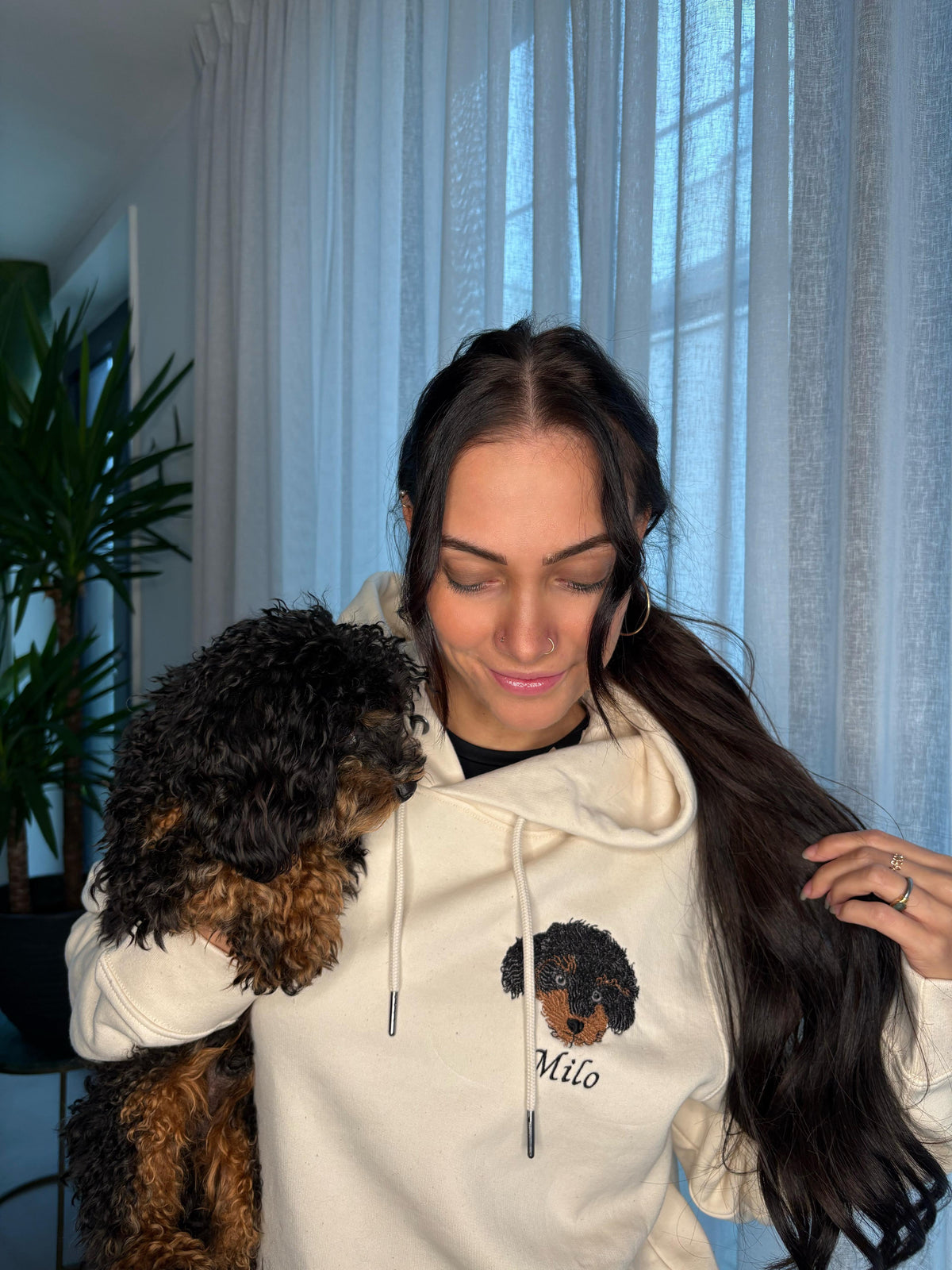 vrouw met haar hond en haar gepersonaliseerde hoodie