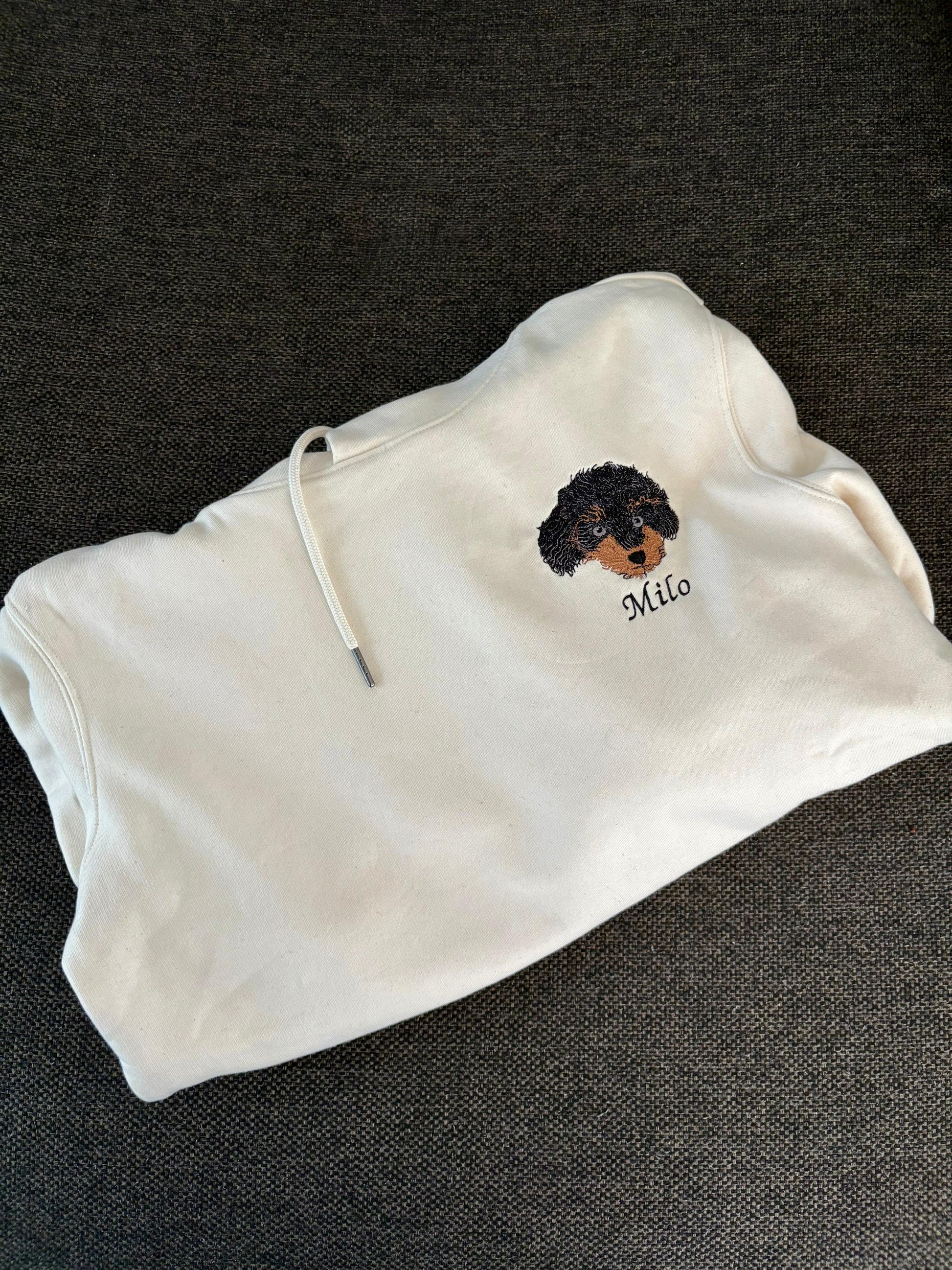 HOODIE MET HUISDIER BORST BORDURING