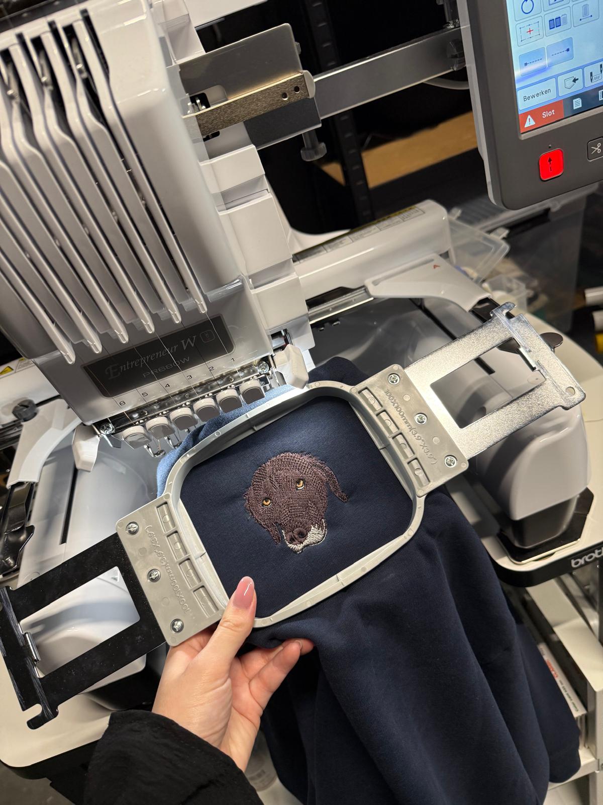 HOODIE MET HUISDIER BORST BORDURING