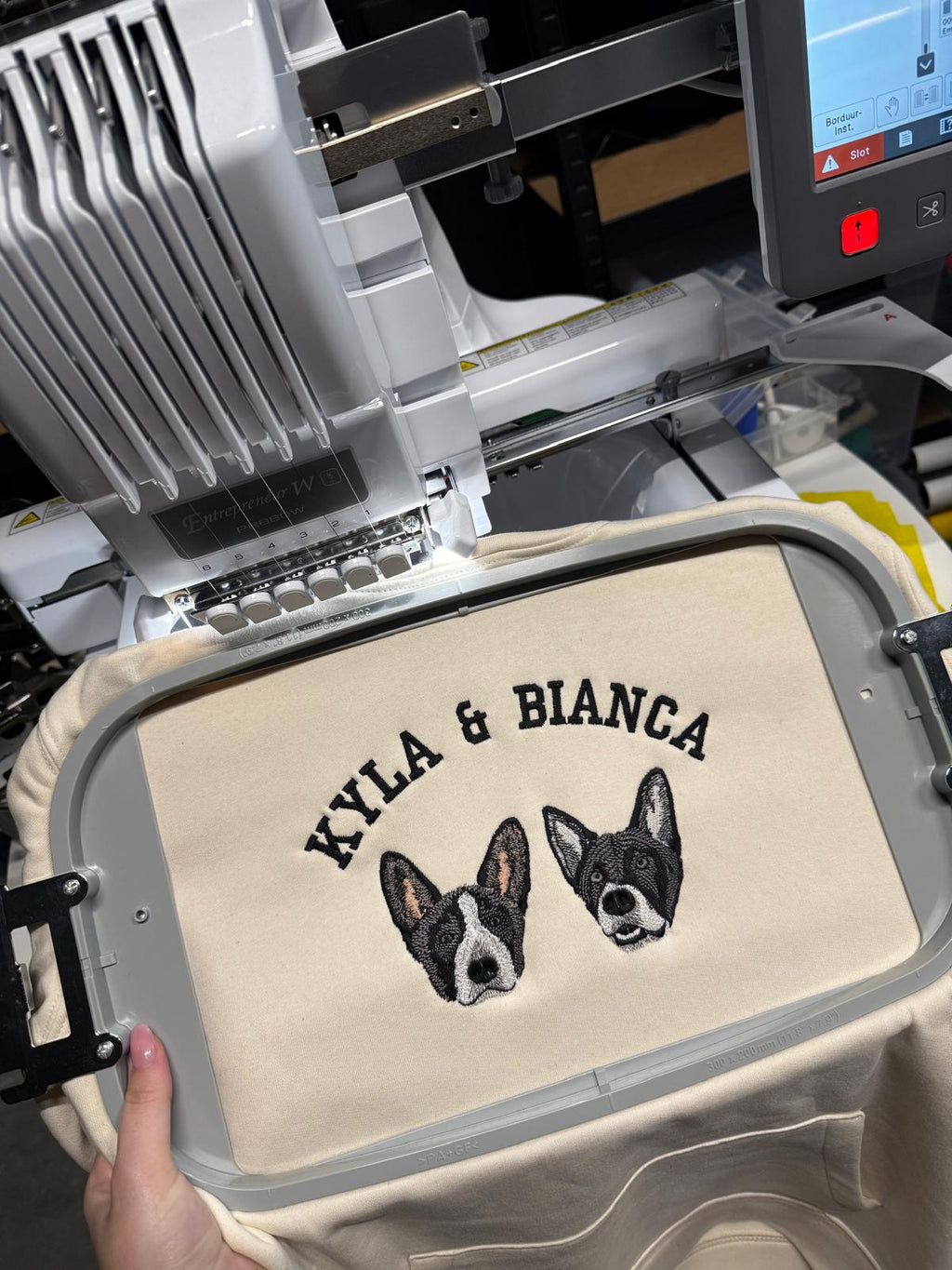Gepersonaliseerde hoodie met vier geborduurde huisdieren