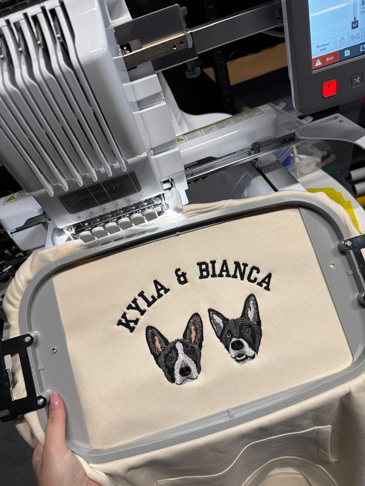 HOODIE MET TWEE HUISDIEREN BORDURING