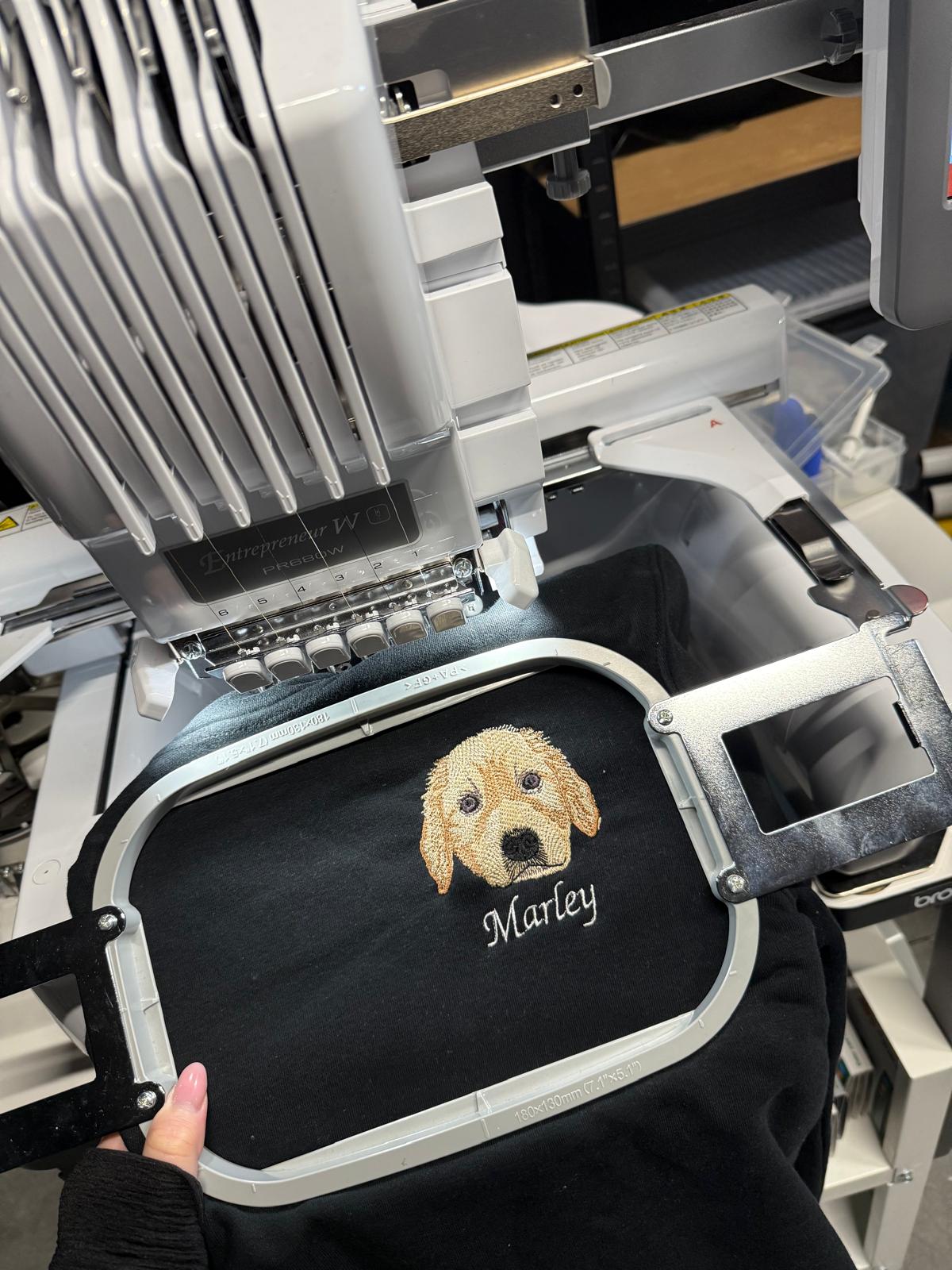 HOODIE MET HUISDIER BORST BORDURING