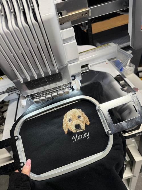 HOODIE MET HUISDIER BORST BORDURING