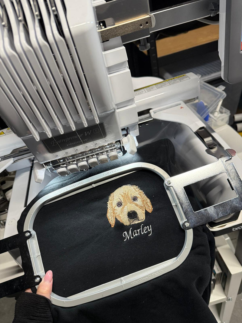 HOODIE MET HUISDIER BORST BORDURING