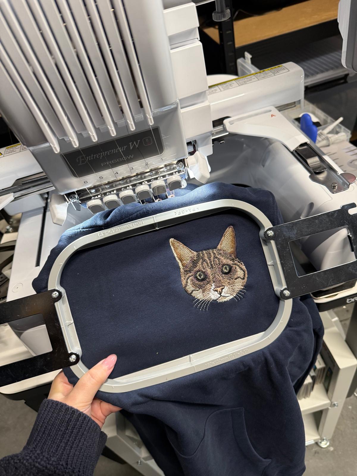 HOODIE MET HUISDIER BORST BORDURING