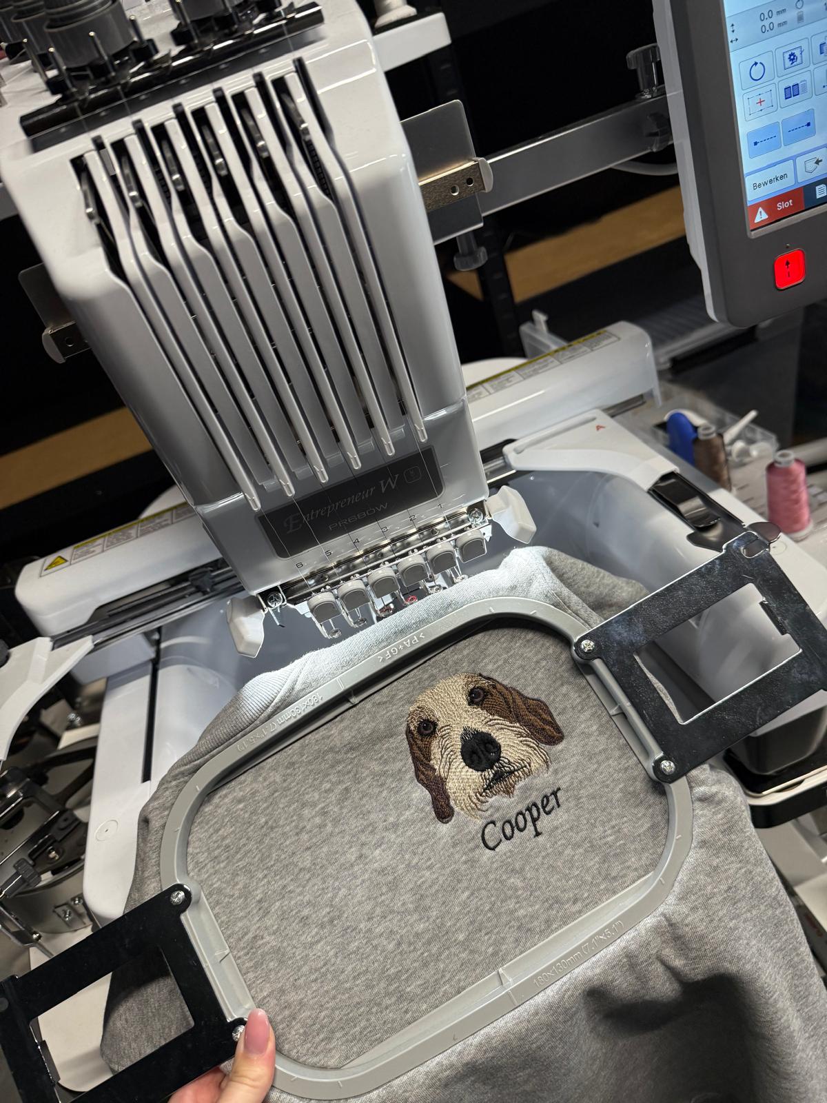 HOODIE MET HUISDIER BORST BORDURING