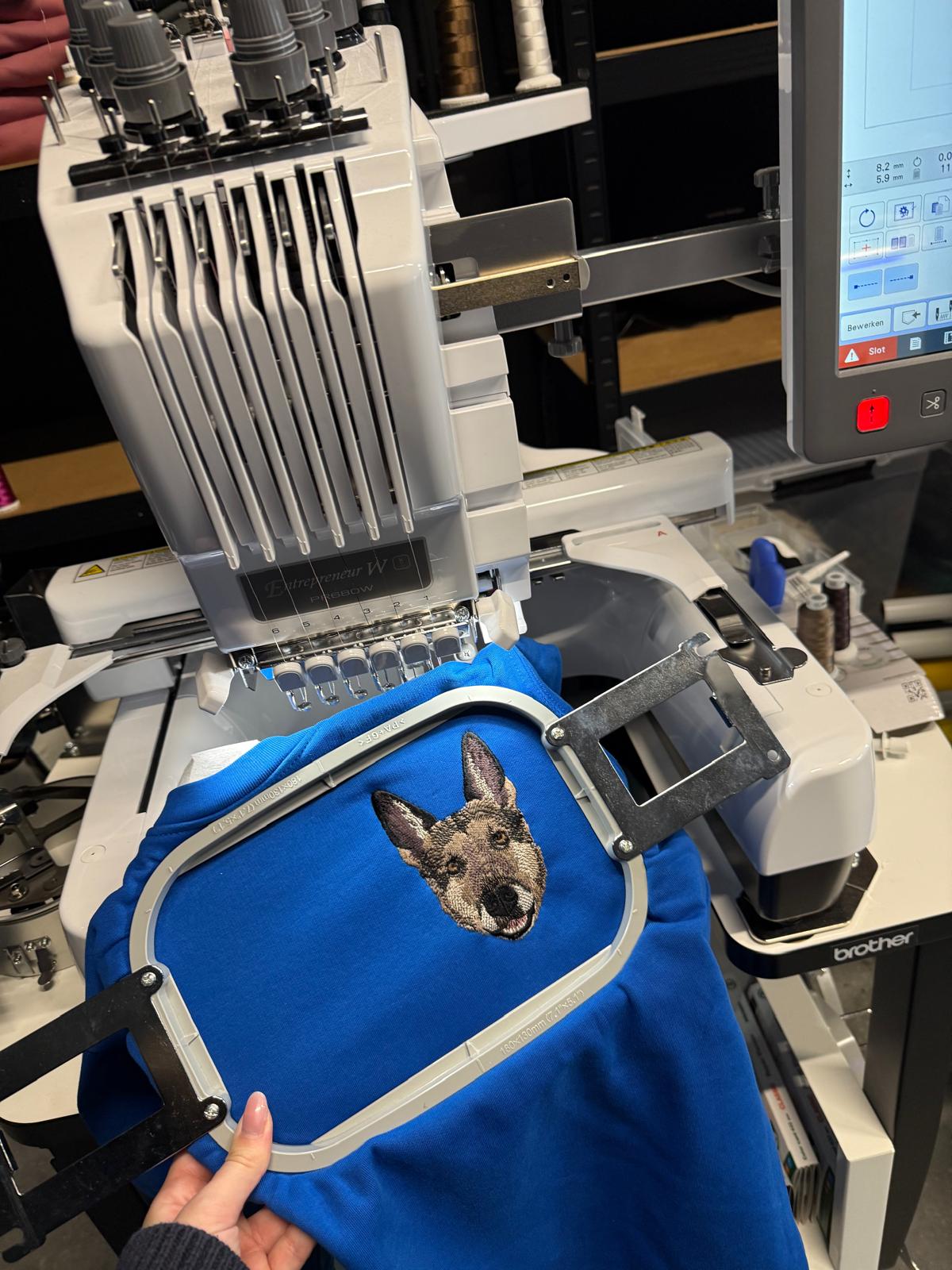 HOODIE MET HUISDIER BORST BORDURING