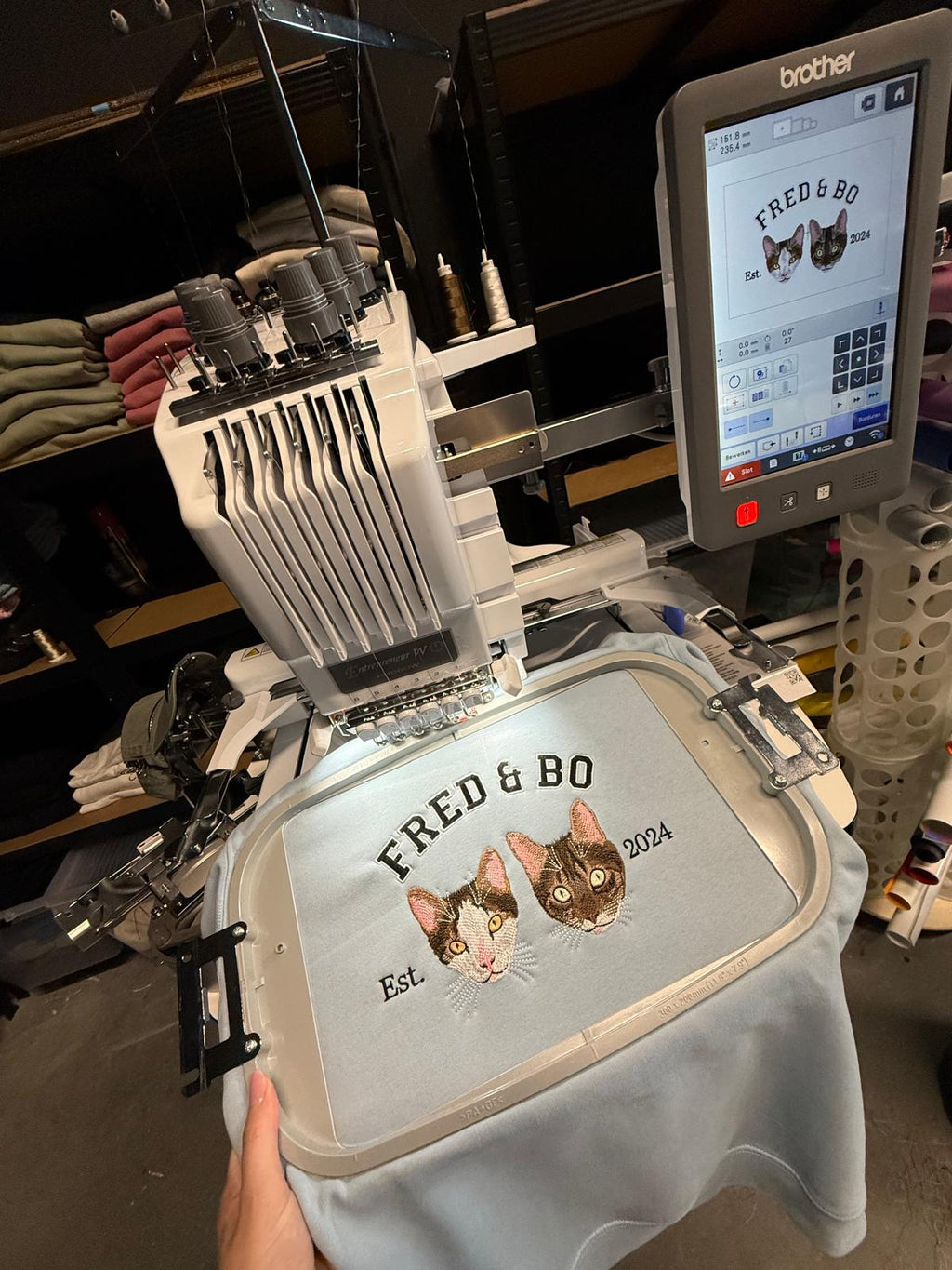 Gepersonaliseerde hoodie met vier geborduurde huisdieren