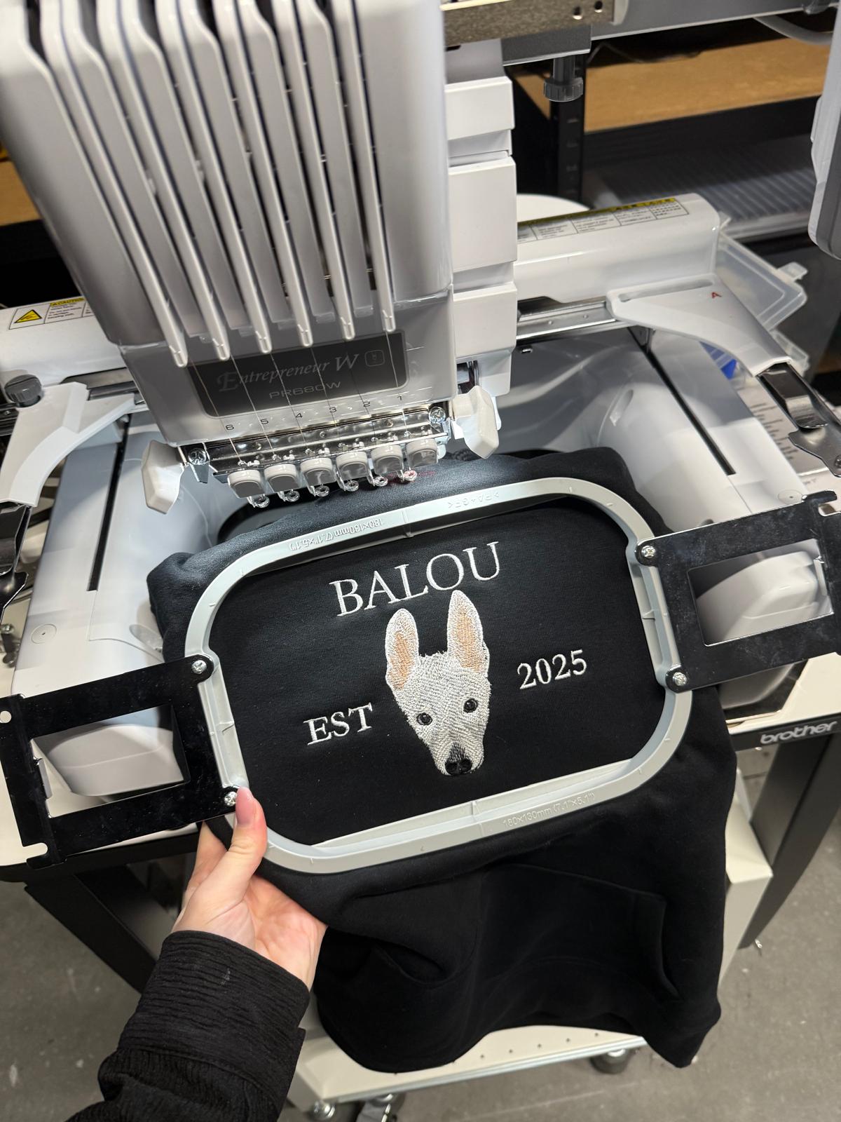 HOODIE MET HUISDIER BORDURING