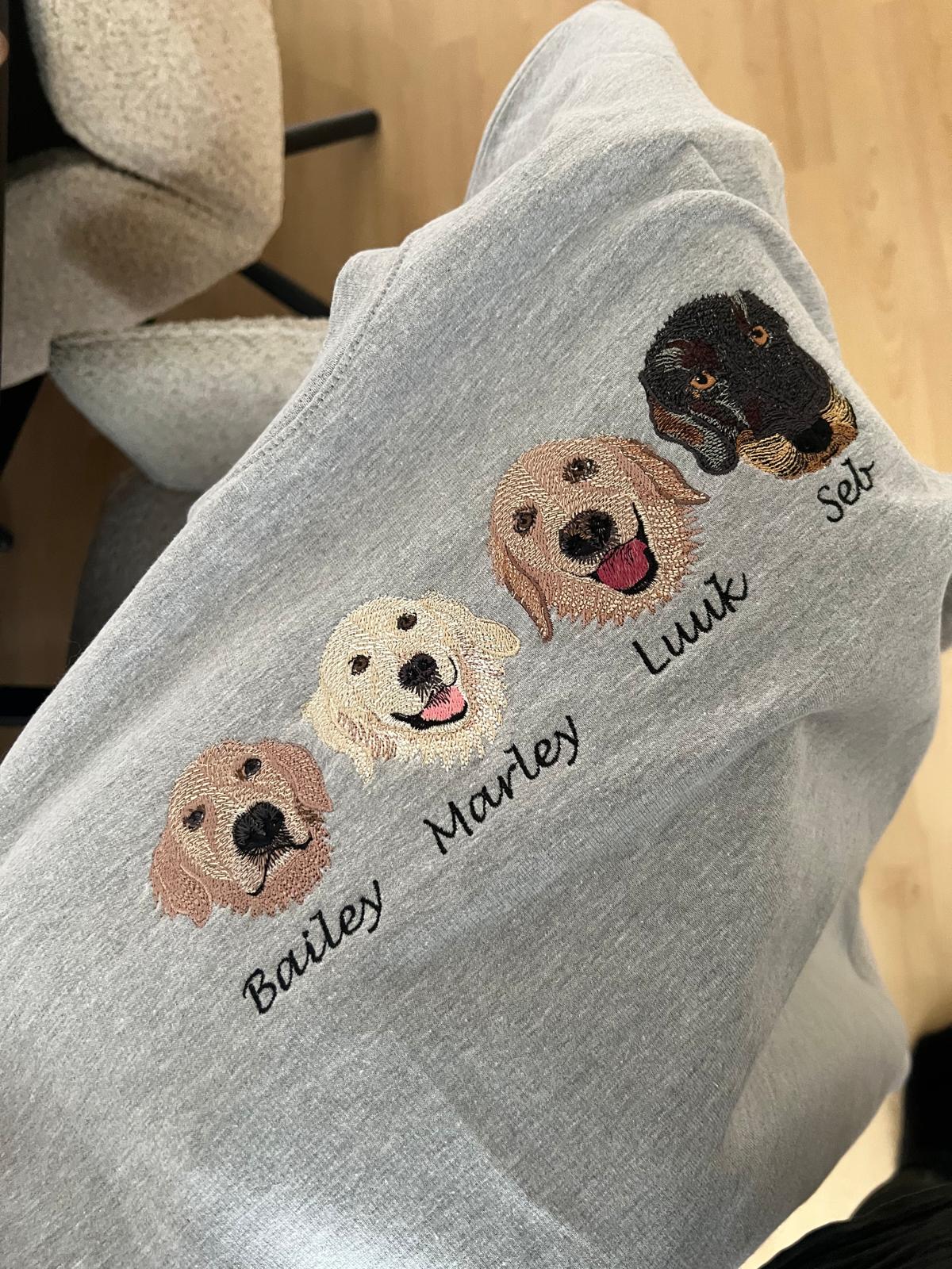 Gepersonaliseerde hoodie met vier geborduurde huisdieren