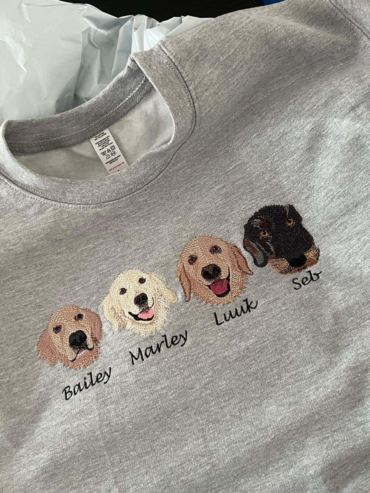 Gepersonaliseerde hoodie met vier geborduurde huisdieren