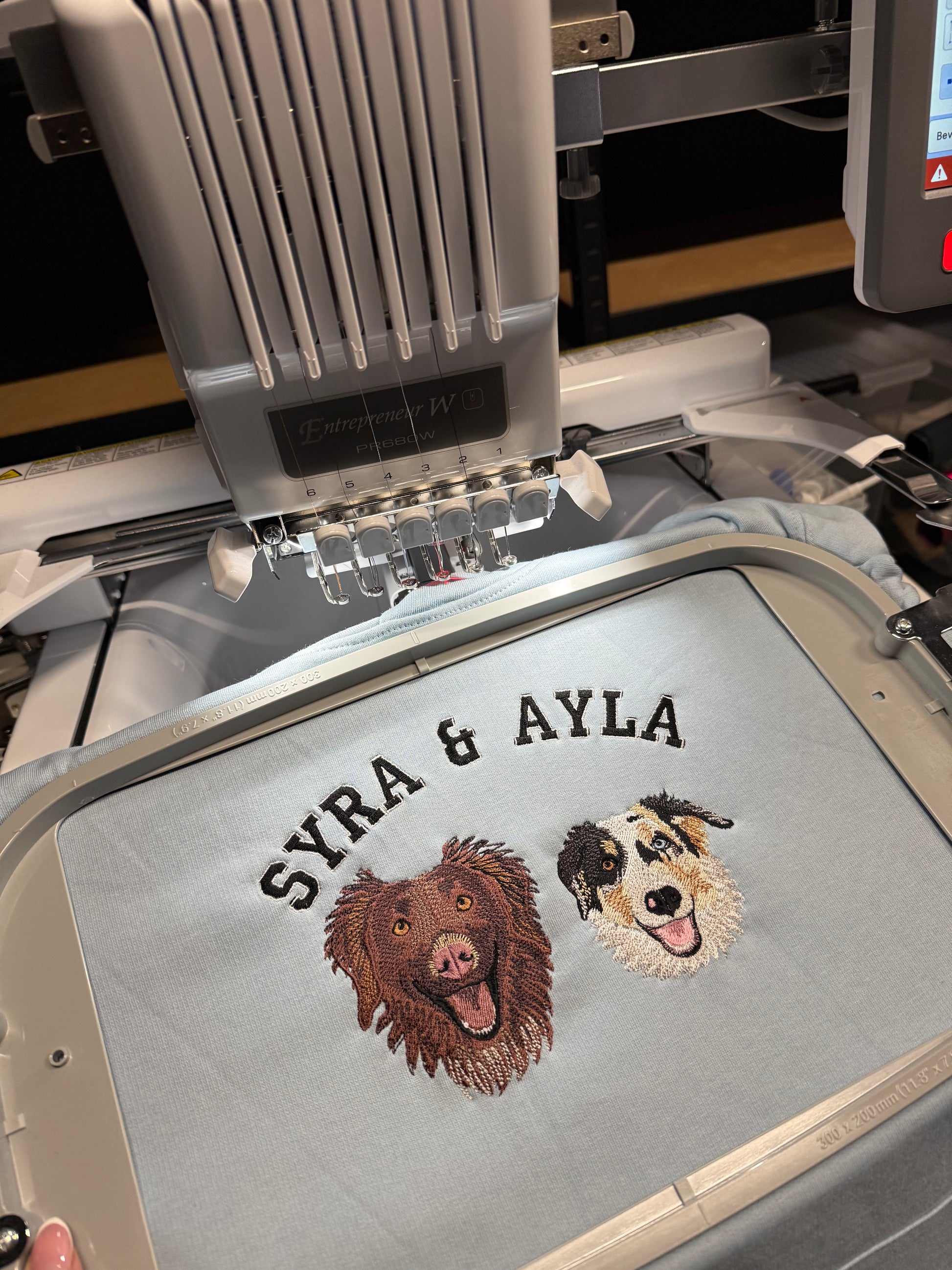 geborduurde sweater met twee honden