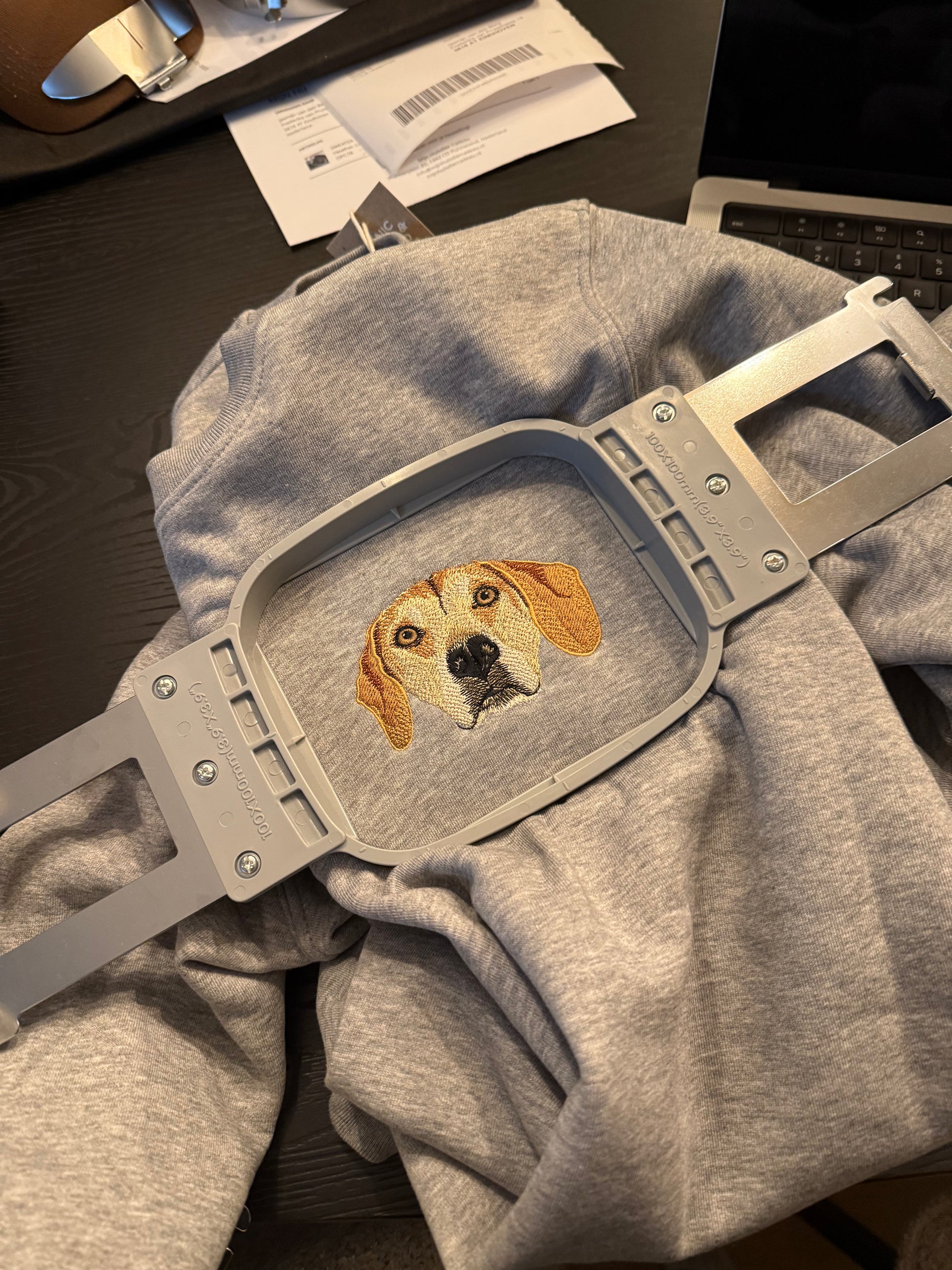 hond op borst geborduurd op sweater