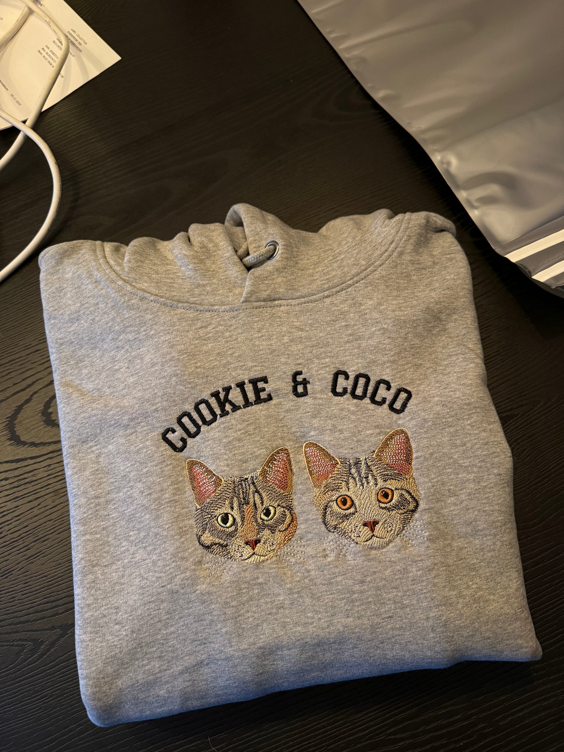 hoodie met twee katten geborduurd