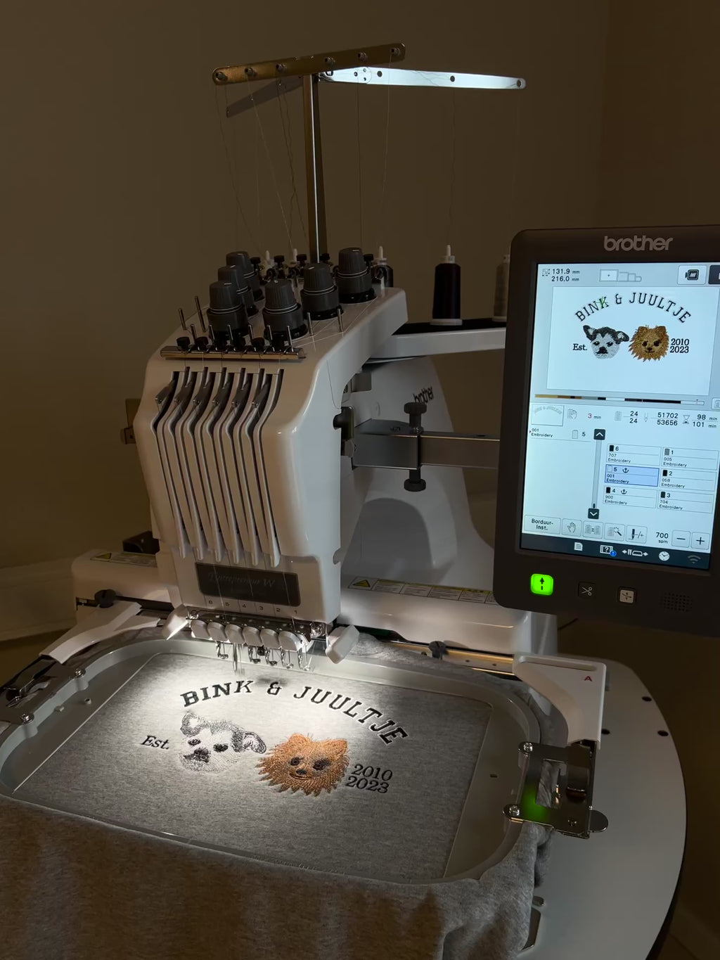 Gepersonaliseerde sweater met vier geborduurde huisdieren