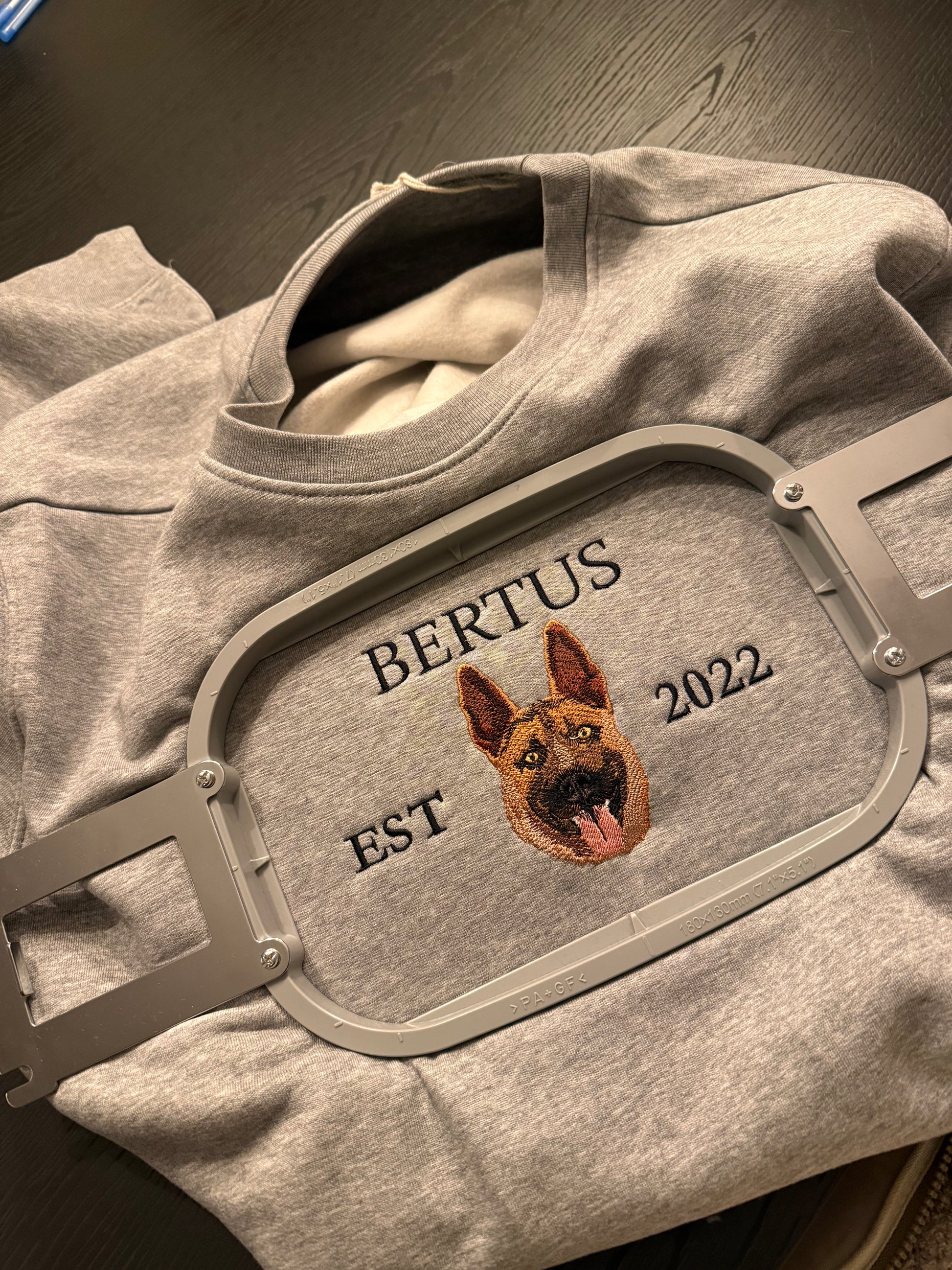 sweater met geborduurde hond en naam en geboortejaar