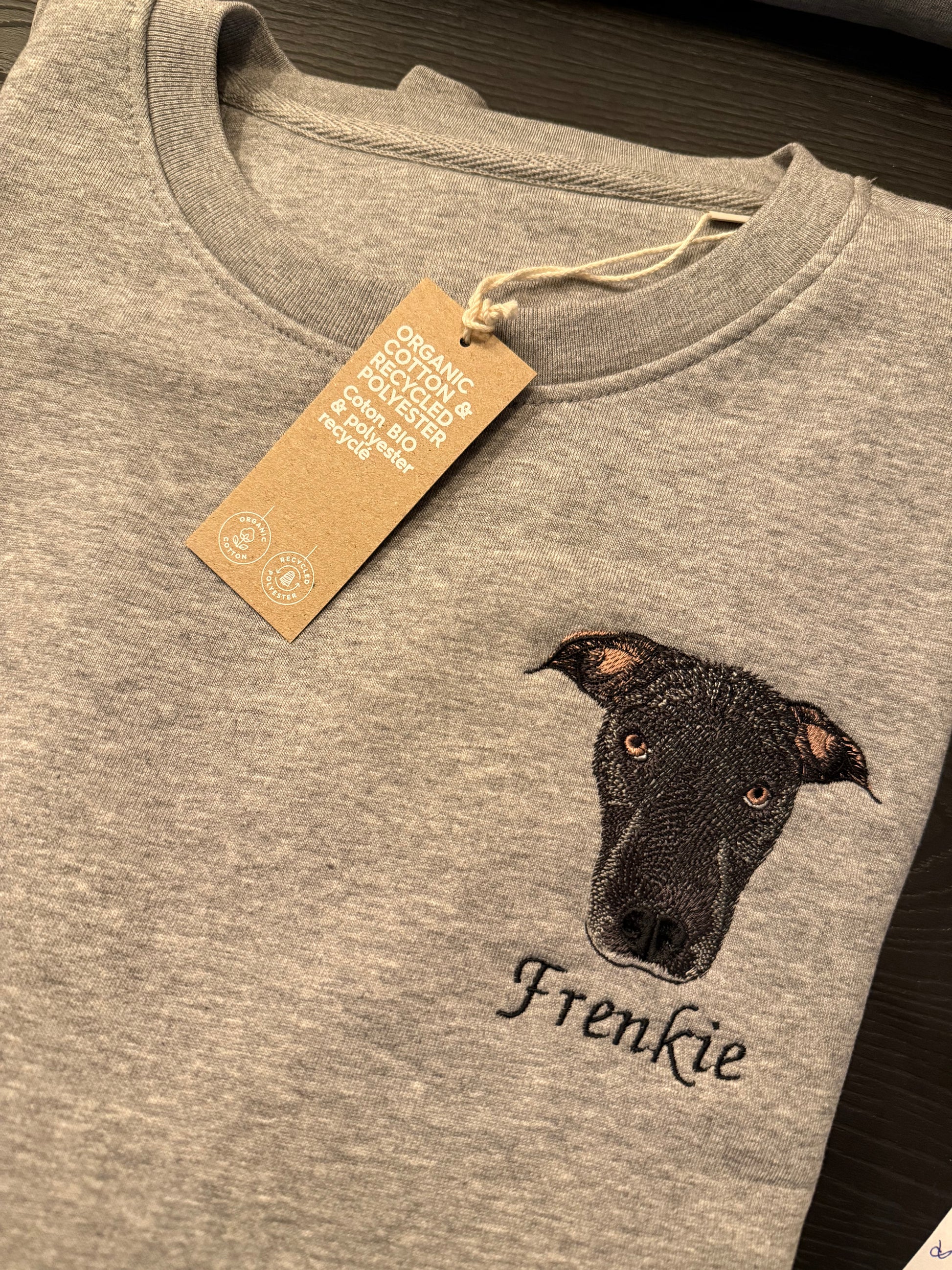 sweater met hond en naam op de borst geborduurd