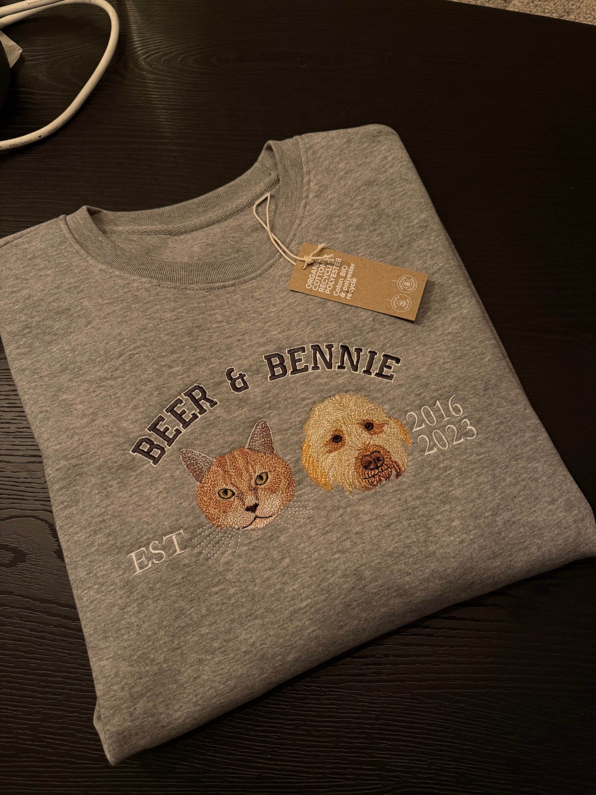 sweater met twee huisdieren geborduurd 