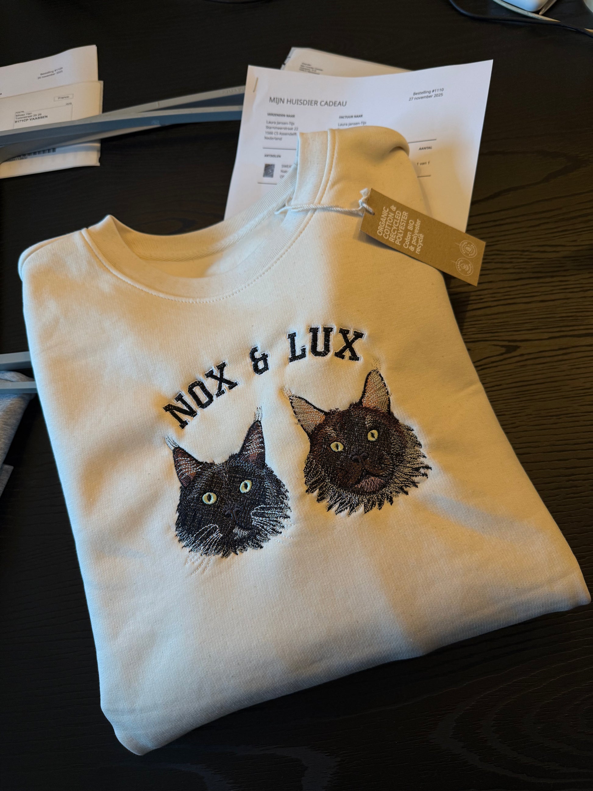 twee katten geborduurd op sweater